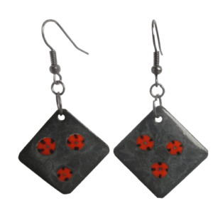 Černé smaltované náušnice s jemnými drobnými kvítky vlčích máků na ručně opracovaných nerezových plíšcích čvercového tvaru zavěšené za roh na háčcích antracitové barvy