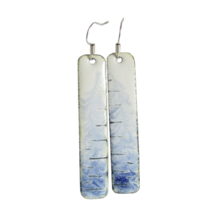 Obláčkové smaltované náušnice. Náušnice ve tvaru úzkého obdélníku na ručně opracovaných nerezových plíšcích s jemným přechodem od bílé k modré s vodorovnými černými proužky. Jsou zavěšené na háčcích stříbrné barvy.