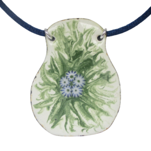 Smaltovaný přívěsek tvaru hrušky s motivem bodláků na ručně opracovaném nerezovém plíšku. Zavěšený za dva bižuterní kroužky stříbrné barvy na saténové šňůrce