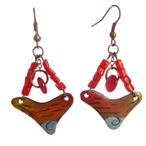 Oranžové náušnice smaltované lodičky. Náušnice se smalty ve tvaru trupu lodi v oranžové barvě a modrou vlnkou na ručně opracovaných nerezových plíšcích s plachtami ze skleněných korálků. Jsou spojené komponenty v měděné barvě.