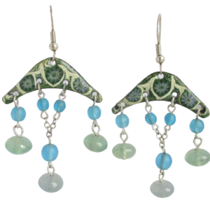 Smaltované náušnice tvaru náušnicového ramínka s jemnou zelenobílou kresbou a doplněné skleněnými korálky modré a zelenkavé barvy, s komponenty ve stříbrné barvě na ručně opracovaných nerezových plíšcích