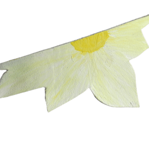 Kožená květinová spona. Spona do vlasů ve tvaru květu vystřižená z kůže malovaná bílou a žlutou akrylovou barvou. Zespodu je podlepená hořčicovou plstí s francouzskou sponou stříbrné barvy.