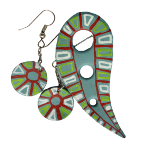 Kožená souprava se slunečními paprsky. Brož vystřižená z kůže ve tvaru kapky s vyraženými kolečky a náušnice kruhového tvaru malované pastelovou světle tyrkysovou akrylovou barvou a červeným, žlutým a bílým ornamentem. Brož je ze spodní strany je podlepená světlemodrou plstí se spínacím špendlíkem stříbrné barvy. Náušnice jsou zavěšené na háčcích stříbrné barvy.