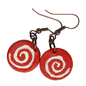 Červené náušnice z kůže. Náušnice kruhového tvaru vystřižené z kůže malované cihlově červenou akrylovou barvou s bílou kresbou spirálek zavěšené na háčcích měděné barvy.