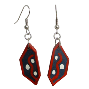 Modročervené náušnice z kůže. Náušnice asymetrického tvaru vystřižené z kůže malované modrou akrylovou barvou s červenou a bílou kresbou větviček zavěšené na háčcích stříbrné barvy.