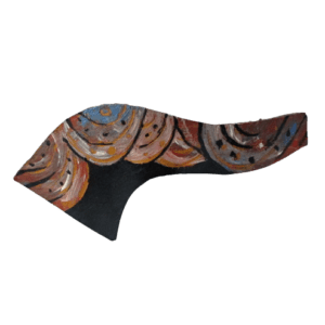 Kožená spona s pastelovými vlnami. Spona do vlasů asymetrického tvaru vystřižená z kůže malovaná černou akrylovou barvou s kresbou vlnovek v pastelových odstínech. Zespodu je podlepená šedou plstí s francouzskou sponou stříbrné barvy.