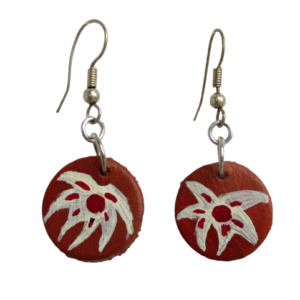 Hnědé kožené náušnice s květinou. Náušnice kruhového tvaru vystřižené z kůže malované hnědou akrylovou barvou s bílou a červenou kresbou květinek zavěšené na háčcích stříbrné barvy.