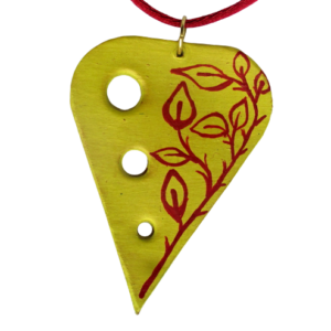Přívěsek z kůže s červenými lístky. Přívěsek tvaru písmene V s otvory po jedné straně vystřižený z kůže a malovaný žlutou akrylovou barvou s červenou kresbou lístečků je zavěšený na bižuterním očku zlaté barvy.