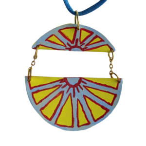 Velký kožený přívěsek se sluncem. Přívěsek tvaru rozděleného kruhu vystřižený z kůže a malovaný žlutou, světle modrou a červenou akrylovou barvou se stylizovanou kresbou slunce je spojený bižuterním řetízkem a zavěšený na bižuterním očku zlaté barvy.