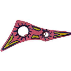 Pestrobarevná brož. Brož asymetrického tvaru s modrou, žlutou a růžovou futuristickou kresbou vystřižená z kůže a malovaná akrylovou barvou. Ze spodní strany je podlepená růžovou plstí se spínacím špendlíkem zlaté barvy.