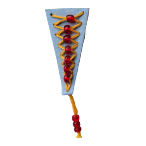 Brož růžový květ. Brož ve tvaru květiny vystřižená z kůže a malovaná různými odstíny růžové akrylové barvy. Struktura listů je zvýrazněna plastickou kresbou ve vrstvě barvy. Ze spodní strany je pomocí průhledného plastu připevněný spínací špendlík stříbrné barvy.