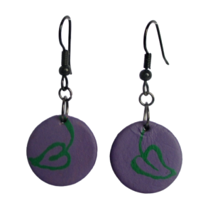 Fialové náušnice z kůže s lístky. Náušnice kruhového tvaru vystřižené z kůže malované fialovou akrylovou barvou se zelenou kresbou lístků zavěšené na háčcích černé barvy.
