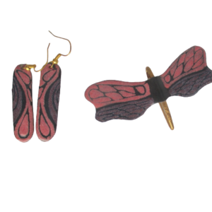 Smaltovaná souprava s růžovofialovou vážkou. Souprava oválných náušnic a vážky s ozdobným špendlíkem na ručně opracovaných nerezových plíšcích. Komponenty jsou ve zlaté barvě.