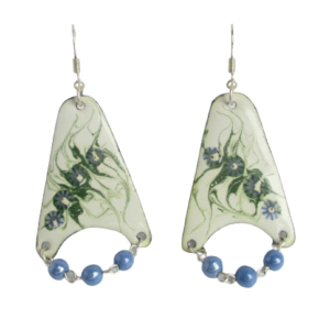 Smaltované náušnice s bodlákem. Náušnice ve tvaru písmene A s kresbou inspirovanou bodláky na ručně opracovaných nerezových plíšcích, doplněné modrými skleněnými korálky. Komponenty ve stříbrné barvě.