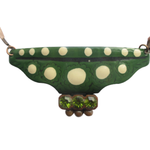 Smaltovaný náhrdelník originálního tvaru s béžovými puntíky a jemnou kresbou na zeleném podkladu na ručně opracovaném nerezovém plíšku. Je zavěšený na béžové služce s komponenty v měděné barvě a v dolní části doplněný komponentem se zelenými kamínky a světle hnědými korálky.