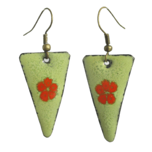 Smaltované náušnice ve tvaru písmene V s cihlově červenými kytičkami na světle zeleném podkladu na ručně opracovaných nerezových plíšcích. Zavěšené na háčcích mosazné barvy.
