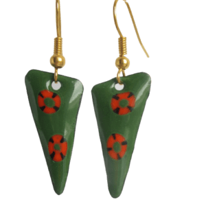 Smaltované náušnice tvaru písmene V na ručně opracovaných nerezových plíšcích s červenými květinkami na tmavozeleném podkladu. Zavěšené na háčcích zlaté barvy.
