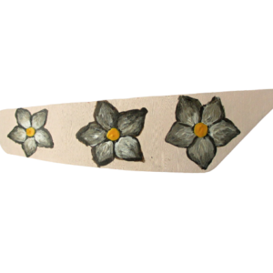 Béžová kožená spona s hnědými květy. Spona do vlasů asymetrického tvaru vystřižená z kůže malovaná béžovou akrylovou barvou s kresbou hnědých květin. Zespodu je pomocí průhledného plastu připevněná francouzská spona stříbrné barvy.