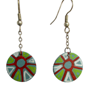 Náušnice se slunečními paprsky. Náušnice kruhového tvaru vystřižené z kůže malované fialové akrylovou barvou s bílou kresbou větviček zavěšené na háčcích stříbrné barvy.