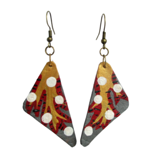 Náušnice z kůže s větvičkou. Náušnice trojúhelníkového tvaru vystřižené z kůže malované kovově šedou, zlatou, červenou a bílou akrylovou barvou se stylizovanou kresbou kvetoucích větviček zavěšené na háčcích mosazné barvy.