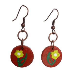 Hnědé náušnice z kůže s květinkou. Náušnice kruhového tvaru vystřižené z kůže malované hnědou, bílu, žlutou a zelenou akrylovou barvou zavěšené na háčcích měděné barvy.