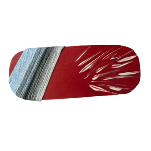 Červená kožená spona s květy a bavlnkou. Spona do vlasů oválného tvaru vystřižená z kůže malovaná červenou akrylovou barvou s bílými paprsky a překrytá černobílomodrou bavlnkou. Zespodu je podlepená červenou plstí s francouzskou sponou stříbrné barvy.