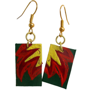 Náušnice z kůže s plameny. Náušnice obdélníkového tvaru vystřižené z kůže malované zelenou, červenou, oranžovou a žlutou akrylovou barvou s kresbou plamenů zavěšené na háčcích zlaté barvy.