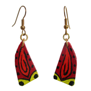 Paví náušničky z kůže. Náušnice tvaru písmene A vystřižené z kůže malované červenou akrylovou barvou černou a žlutou kresbou zavěšené na háčcích zlaté barvy.