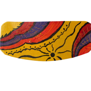 Brož z kůže s černým sluncem. Velká brož nepravidelného tvaru s abstraktní kresbou černého slunce a barevných odlesků na sytě žlutém podkladu vystřižená z kůže a malovaná žlutou, černou, oranžovou, červenou a fialovou akrylovou barvou. Ze spodní strany je pomocí průhledného plastu připevněný komponent stříbrné barvy.