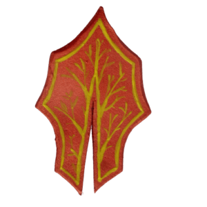 Brož podzimní list. Brož vystřižená z kůže ve tvaru listu malovaná v podzimních odstínech červené a zlaté akrylové barvy. Je podlepená žlutou plstí s špendlíkem zlaté barvě.