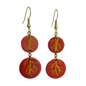 Kožené náušnice podzimní listy. Náušnice ze dvou kruhových dílů vystřižené z kůže malované červenou akrylovou barvou se žlutou kresbou struktury listu zavěšené na háčcích a řetízku zlaté barvy.