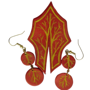 Kožená podzimní souprava. Brož vystřižená z kůže ve tvaru listu a náušnice ze dvou kruhů zavěšených pod sebou malované v podzimních odstínech červené a zlaté akrylové barvy. Brože podlepená žlutou plstí s špendlíkem zlaté barvě. Náušnice jsou zavěšené na háčcích zlaté barvy.