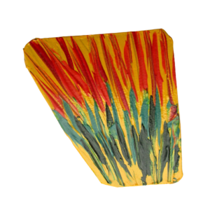 Květinová brož. Brož ve tvaru nepravidelného lichoběžníku se stylizovanou kresbou květin vystřižená z kůže a malovaná červenou, žlutou a zelenou akrylovou barvou. Ze spodní strany je pomocí průhledného plastu připevněný spínací špendlík zlaté barvy.