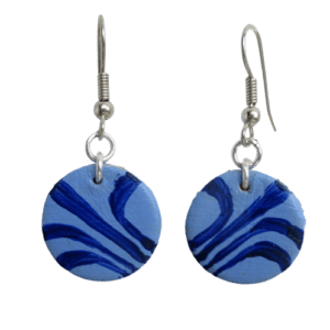 Modré náušnice z kůže. Náušnice kruhového tvaru vystřižené z kůže malované dvěma odstíny modré akrylové barvy zavěšené na háčcích stříbrné barvy.