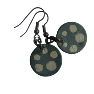 Kožené náušnice s tlapkou. Náušnice kruhového tvaru vystřižené z kůže malované fialovou akrylovou barvou s bílou kresbou větviček zavěšené na háčcích stříbrné barvy.