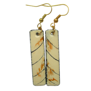 Smaltované mourovaté náušnice. Úzké obdélníkového náušnice s oranžovými flíčky a černými linkami na béžovém podkladu na ručně opracovaných nerezových plíšcích. Zavěšené na háčcích zlaté barvy.