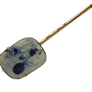 Sponka do vlasů ve zlaté barvě s mechanicky uchyceným smaltovaným nerezovým plíškem na němž je jemná modrobéžová kresba.