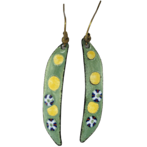 Smaltované náušnice asymetrického tvaru pastelově zelené se žlutými a modrými puntíky zavěšené na háčcích mosazné barvy na ručně opracovaných nerezových plíšcích.