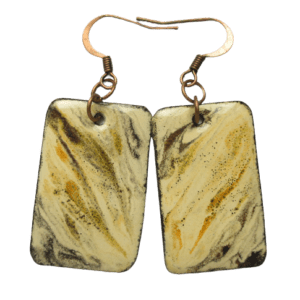 Smaltované náušnice obdélníkového tvaru na ručně opracovaných nerezových plíšcích s jemnou prolínající se žlutou, oranžovou a hnědou nepravidelnou kresbou na hnědém podkladu, zavěšené za kratší stranu na háčcích měděné barvy.