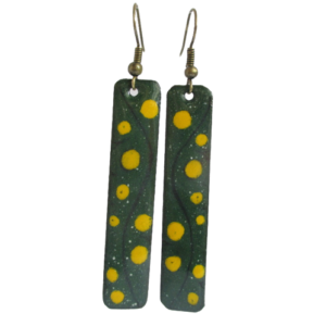 Smaltované náušnice se žlutými puntíky. Náušnice obdélníkového tvaru na ručně opracovaných nerezových plíšcích se žlutými puntíky na tmavě zeleném podkladu. Jsou zavěšené za kratší stranu na háčcích mosazné barvy.