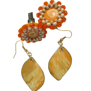 Smaltovaná kočičí souprava. Souprava visacích náušnic a manžetových knoflíčků v krémově zrzavé barvě na ručně opracovaných nerezových plíšcích. Manžetové knoflíky jsou doplněny korálky, komponenty jsou ve zlaté a platinové barvě.