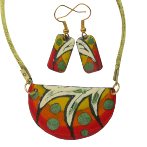 Smaltovaná mexická souprava. Souprava malých obdélníkových náušnic a přívěsku ve tvaru širokého písmen U s pestrobarevným vzorem inspirovaným Mexikem. Komponenty jsou ve zlaté barvy.