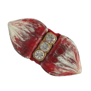 Smaltovaná brož červené a bílé barvy ze dvou ručně opracovaných a ohnutých nerezových plíšků. Mezi plíšky je vsazený bižuterní komponent s kamínky.