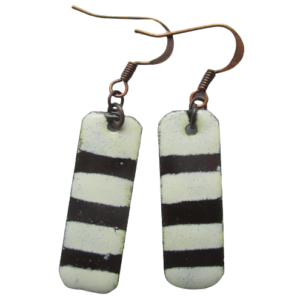 Smaltované námořnické náušnice. Náušnice obdélníkového tvaru s hnědými a bílými proužky na ručně opracovaných nerezových plíšcích. Jsou zavěšené na háčcích měděné barvy.