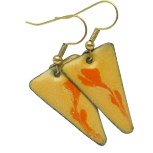 Smaltované náušnice se smaltovanými lístečky. Náušnice s oranžovými lístky na zlatožlutém podkladu na ručně opracovaných nerezových plíšcích trojúhelníkového tvaru. Zavěšené za základnu na háčcích zlaté barvy.