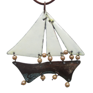 Velká smaltovaná plachetnice. Náhrdelník složený ze čtyřech dílů ve tvaru lodního trupu a plachet na ručně stříhaných nerezových plíšcích. Trup je v hnědé barvě s tyrkysovými vlnkami a plachty jsou bílé. Náhrdelník je pospojovaný komponenty měděné barvy a světle hnědými skleněnými korálky.