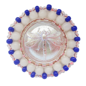 Jemná brož vyrobená ze skleněných korálků a knoflíku s vážkou