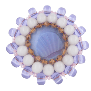 Fialová brož vyrobená ze skleněných korálků a knoflíku