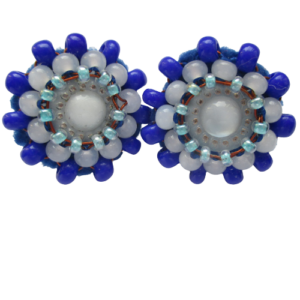Modré korálkové puzetky. Náušnice vyrobené z bílého jabloneckého knoflíku, které jsou opletené pomocí měděného drátku a korálků v modré a bílé barvě. Jsou podšité modrou plstí. Ze spodní strany jsou pomocí průhledného plastu komponenty ve stříbrné barvě.
