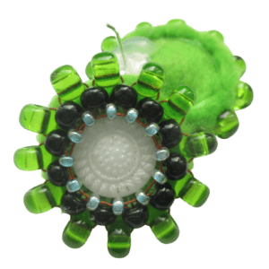 Zelené náušnice vyrobené ze skleněných koráků a knoflíků